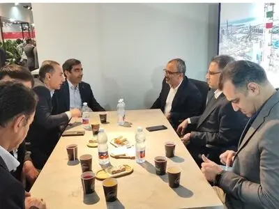 نشست مدیرعامل پتروشیمی بوعلی سینا با مدیران ارشد بانک‌های تجارت و صادرات برگزار شد 