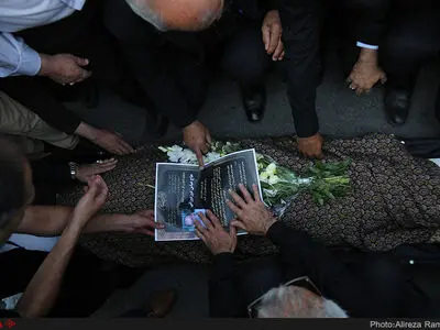 پیکر عباس دوزدوزانی با حضور فعالان سیاسی اصلاح‌طلب تشییع شد + تصاویر