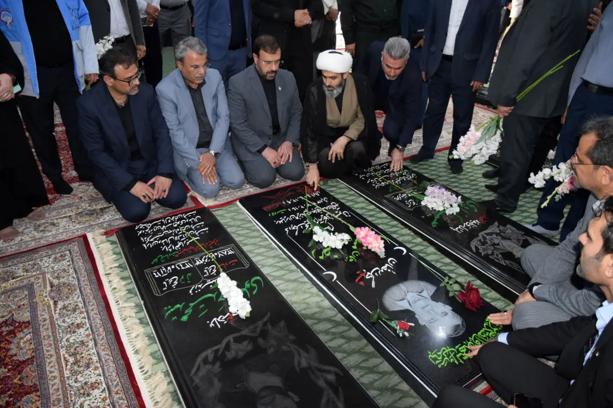 استاندار فارس برای دیدار و تجلیل خانواده شهدای جنگ رمضان وارد لامرد شد