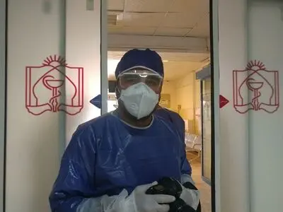 از پوشیدن لباس های فضایی تا مصاحبه با افراد کرونا مثبت/ بهترین عیدی امسال ایجاد نشاط در جامعه است