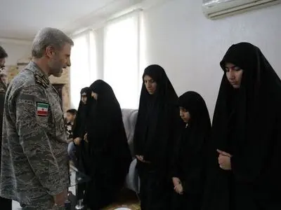 امیر حاتمی با خانواده‌های شهدای ارتش در جنگ ۱۲ روزه دیدار کرد