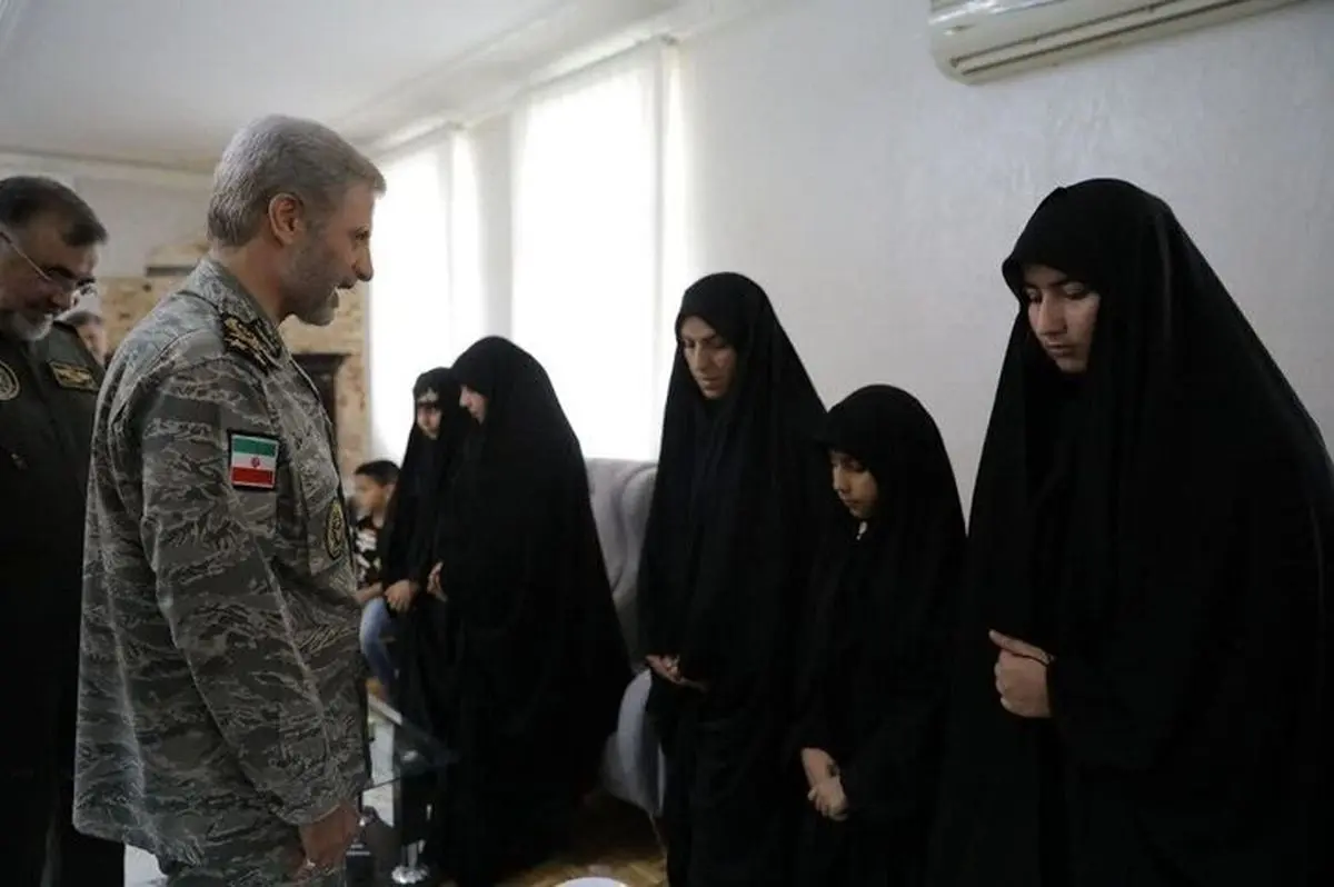 امیر حاتمی با خانوادههای شهدای ارتش در جنگ ۱۲ روزه دیدار کرد