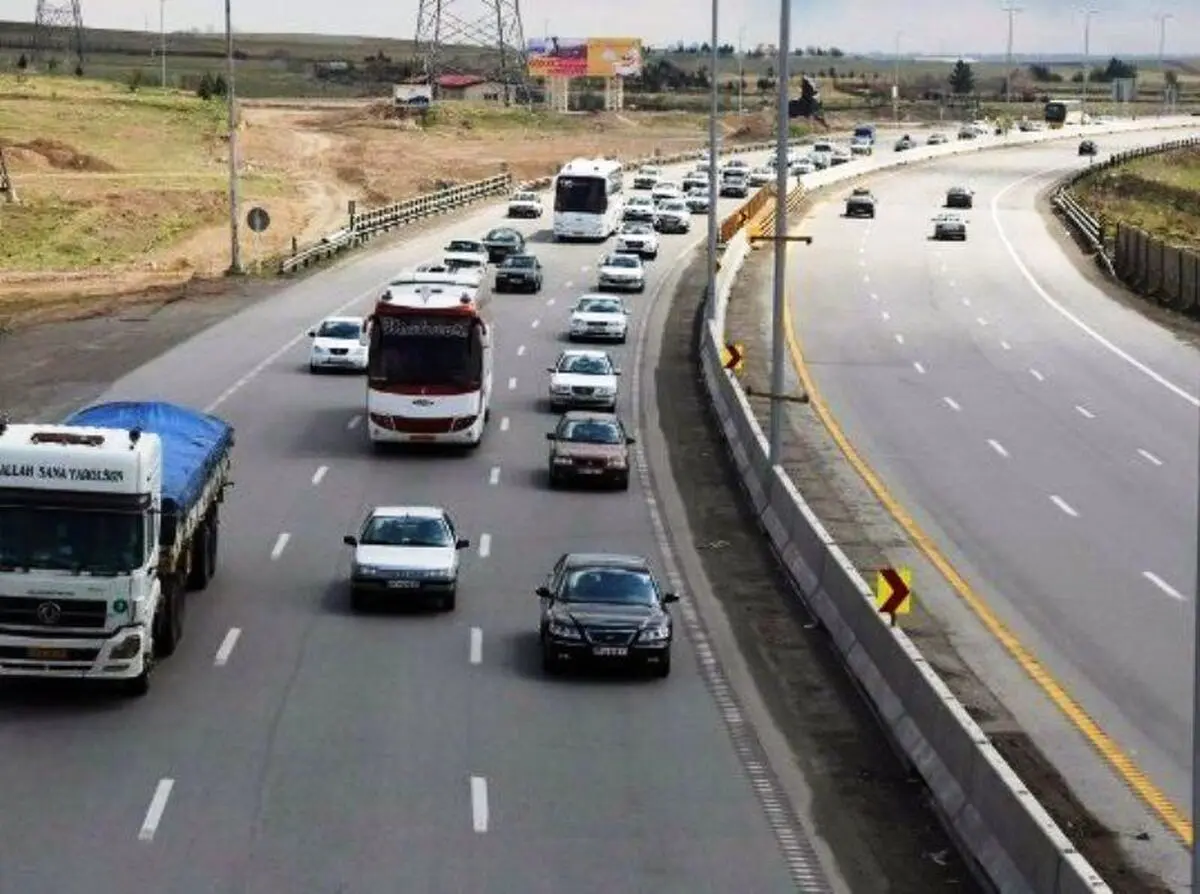 تردد روان در محورهای شمالی/ترافیک سنگین در آزادراه کرج-قزوین/ بارش برف و باران در محورهای مواصلاتی ۵ استان