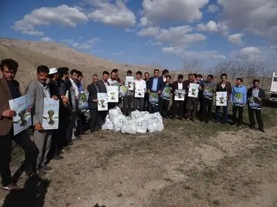 منطقه گردشگری دریاچه سد بارون در شهرستان چالدران پاکسازی شد