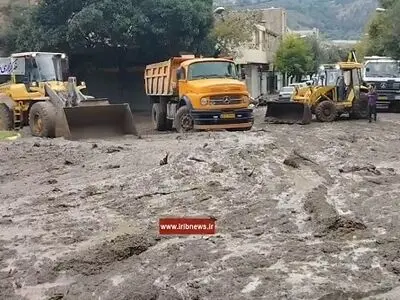 مسدود شدن ۲ محله رودبار با ورود گل‌ولای + فیلم