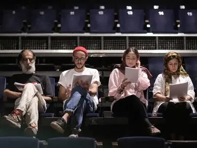 نگار جواهریان، لیلی رشیدی و علی باقری در نمایش «مخاطب»