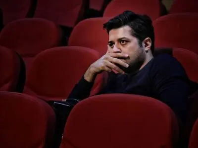 پندار اکبری «زنی در دوچهره» را به صحنه می‌برد