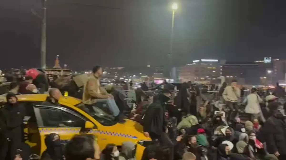 در پی تشدید اعتراض‌ها به بازداشت اکرم امام اوغلو، دولت ترکیه از اعمال ممنوعیت برای ورود و یا خروج شهروندان از استانبول خبر داد + فیلم