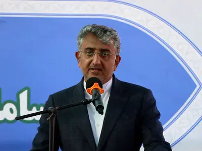 انتقال مشاغل آلاینده؛ گامی به‌سوی شهری مدرن و پاکیزه/ کلنگ زنی شهرک صنوف آلاینده در بندرعباس +فیلم
