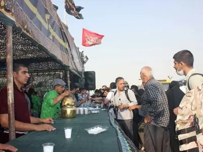 خدمت رسانی موکب بنیاد تعاون آجا در مسیر زائرین پیاده آستان قدس رضوی (ع)