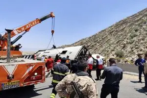 فوتی های حادثه واژگونی اتوبوس محور فیروزآباد به کوار به 22 نفر رسید/ هیچ‌یک از سرنشینان اتوبوس بدون آسیب نیستند