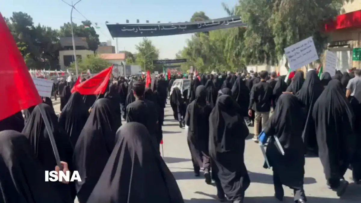 بازگشت تعدادی از زائران پس از اقامه نماز به سمت مترو مفتح + فیلم