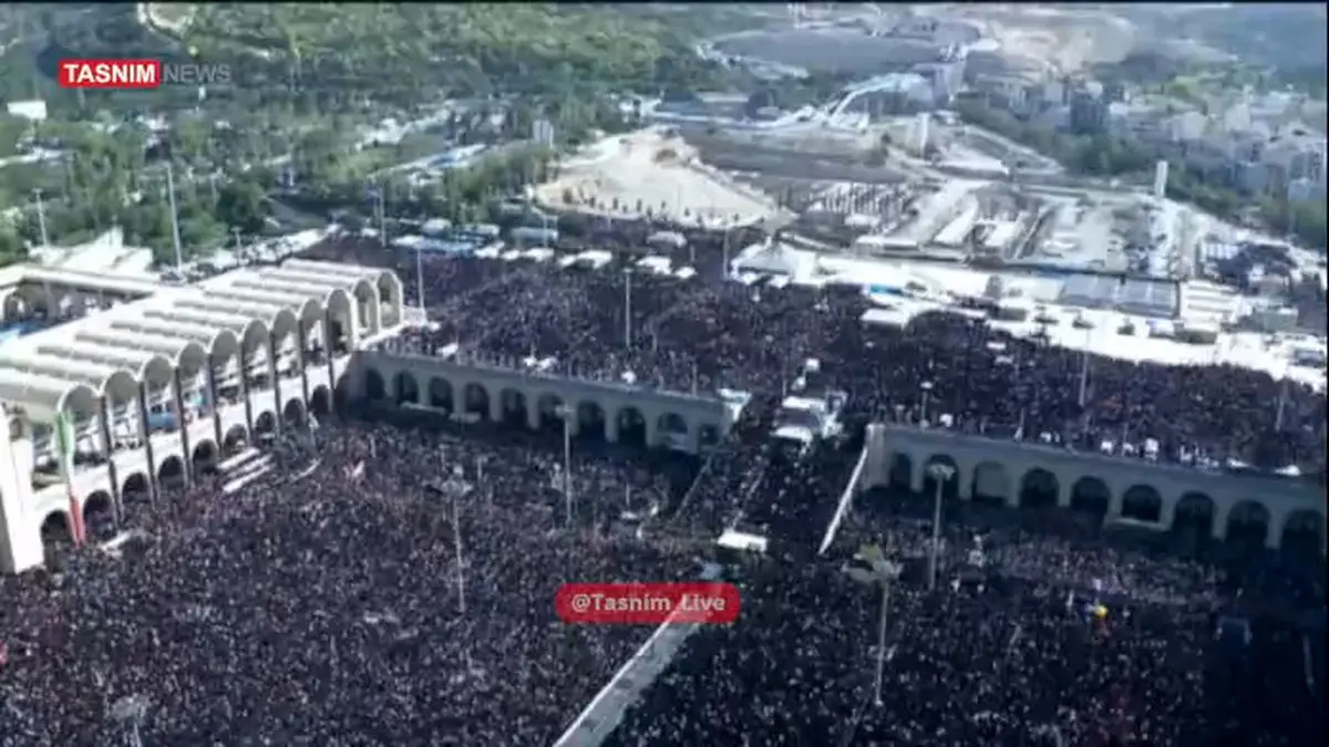جمعیت انبوه نمازگزاران بر پیکر رهبر شهید انقلاب اسلامی + فیلم