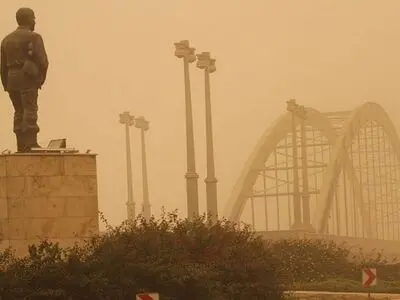 کاهش شعاع دید بر اثر خیزش گرد و خاک در خوزستان 