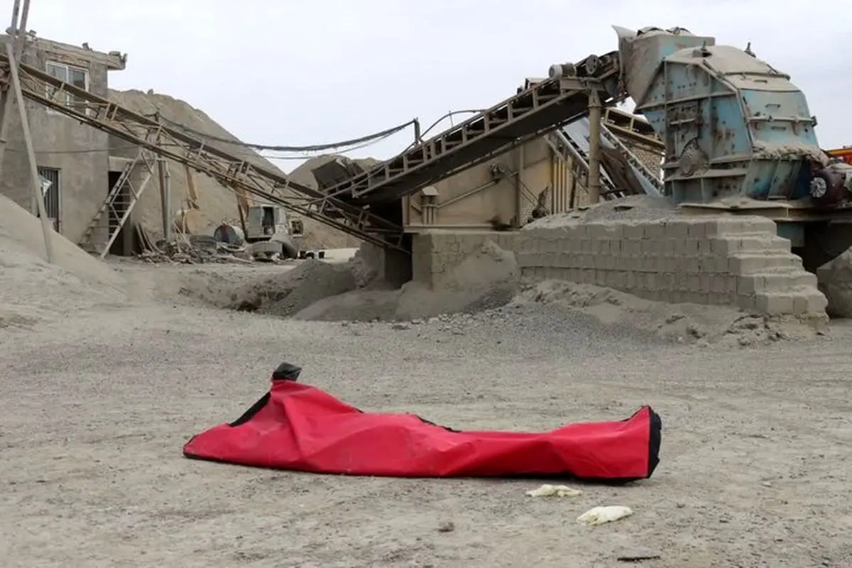 مرگ کارگر ۵۰ ساله بر اثر سقوط در دستگاه سنگ‌شکن