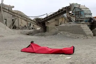 مرگ کارگر ۵۰ ساله بر اثر سقوط در دستگاه سنگ‌شکن