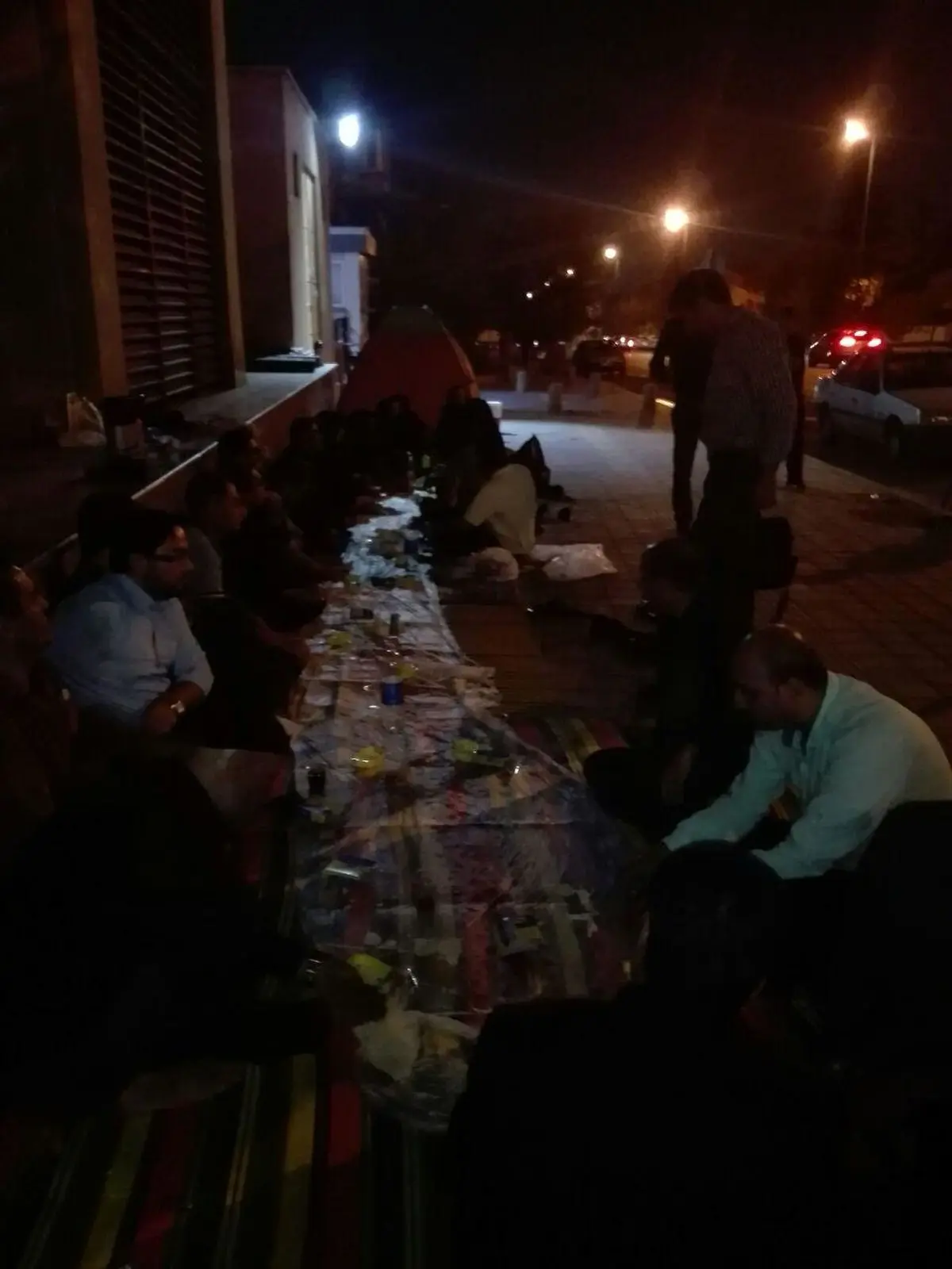 کارکنان سهام عدالت شب را در خیابان گذراندند/ادامه اعتراضات با طلوع آفتاب 