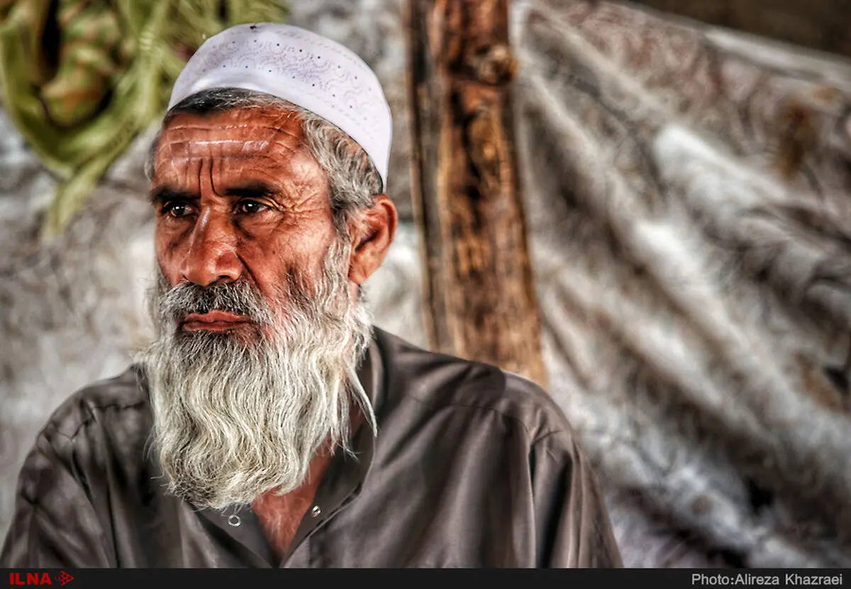  پرده بزرگی از فیلم فقر که مسئولان با آن عکس یادگاری می‌گیرند