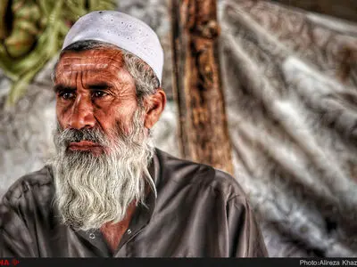  پرده بزرگی از فیلم فقر که مسئولان با آن عکس یادگاری می‌گیرند