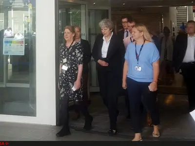 ترزا می با بازماندگان آتش‌سوزی گرنفل در مقر نخست وزیری دیدار می کند