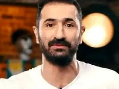 تی‌شرت بحث‌برانگیز ایمان صفا در مراسم مادر عمو پورنگ+ عکس