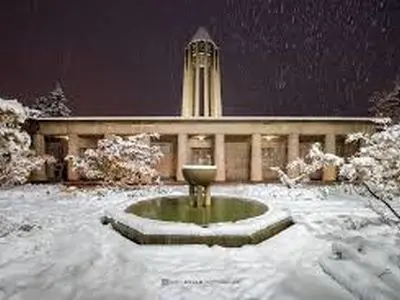 تصاویر زیبایی از بارش برف در آرامگاه بوعلی‌سینا در همدان