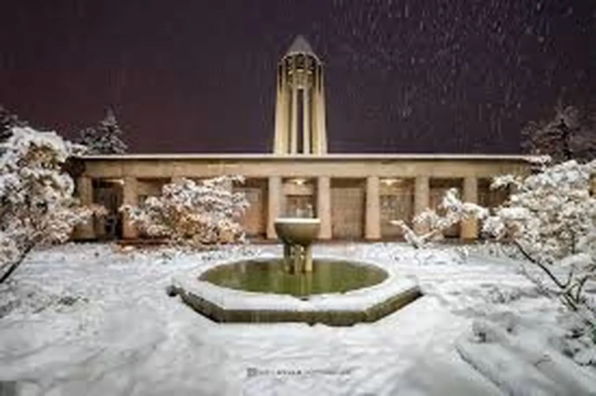 تصاویر زیبایی از بارش برف در آرامگاه بوعلی‌سینا در همدان