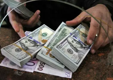 عقب‌نشینی دلار در بازار؛ آغاز کاهش قیمت‌ها 
