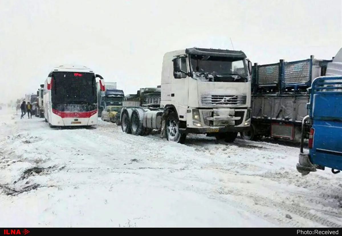 گرفتاری سرویس حامل کارگران آپادانا سرام در برف و کولاک 