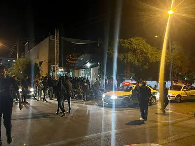 واکنش تند جوانان و بانوان به توهین یک طلبه به رئیس‌جمهور منتخب در  مراسم عزاداری اباعبدالله الحسین (ع)