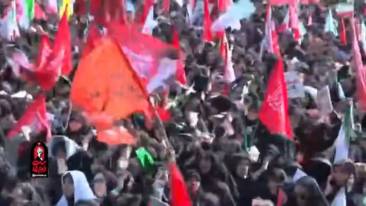 لحظاتی از مداحی کربلایی نریمان پناهی در مراسم وداع مردم عزادار با «آقای شهید ایران» در مصلی امام خمینی(ره) تهران + فیلم