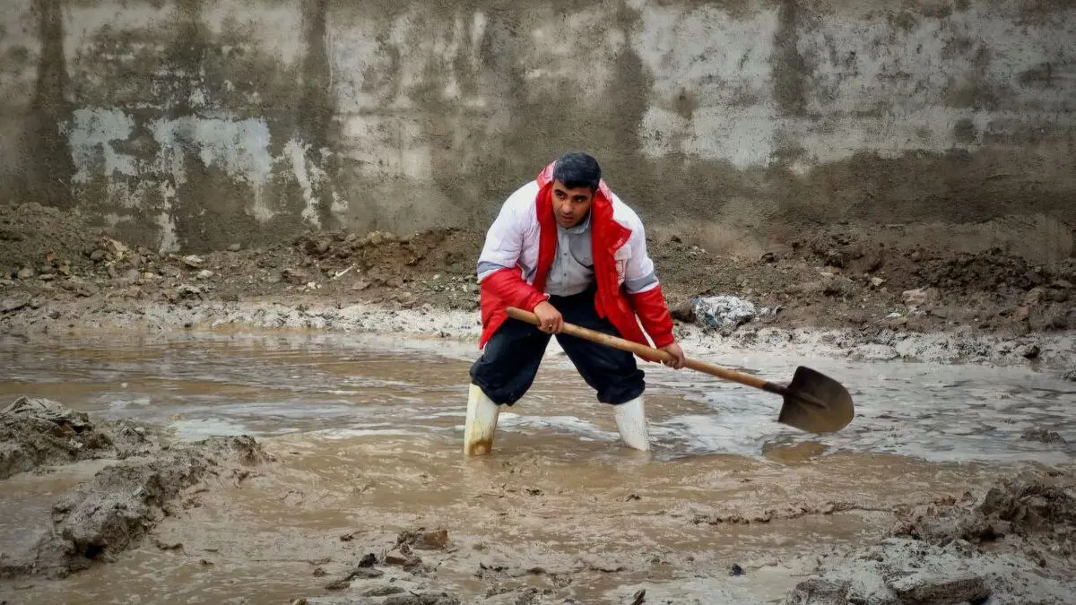 عملیات امدادرسانی جمعیت هلال احمر در پی آب‌گرفتگی در شهرستان چایپاره 