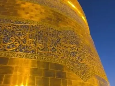 تعویض پرچم گنبد مطهر حرم امام رضا (ع)‌ + فیلم