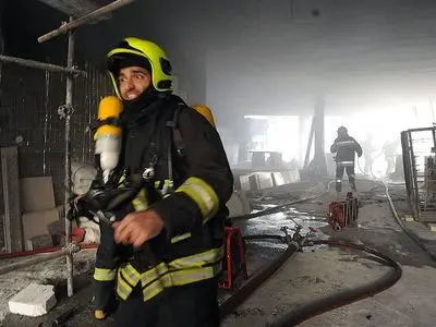 وقوع حریق در یک مجتمع اقامتی خیابان دانشگاه مشهد / نجات 30 شهروند محبوس از حادثه‌آتش‌سوزی