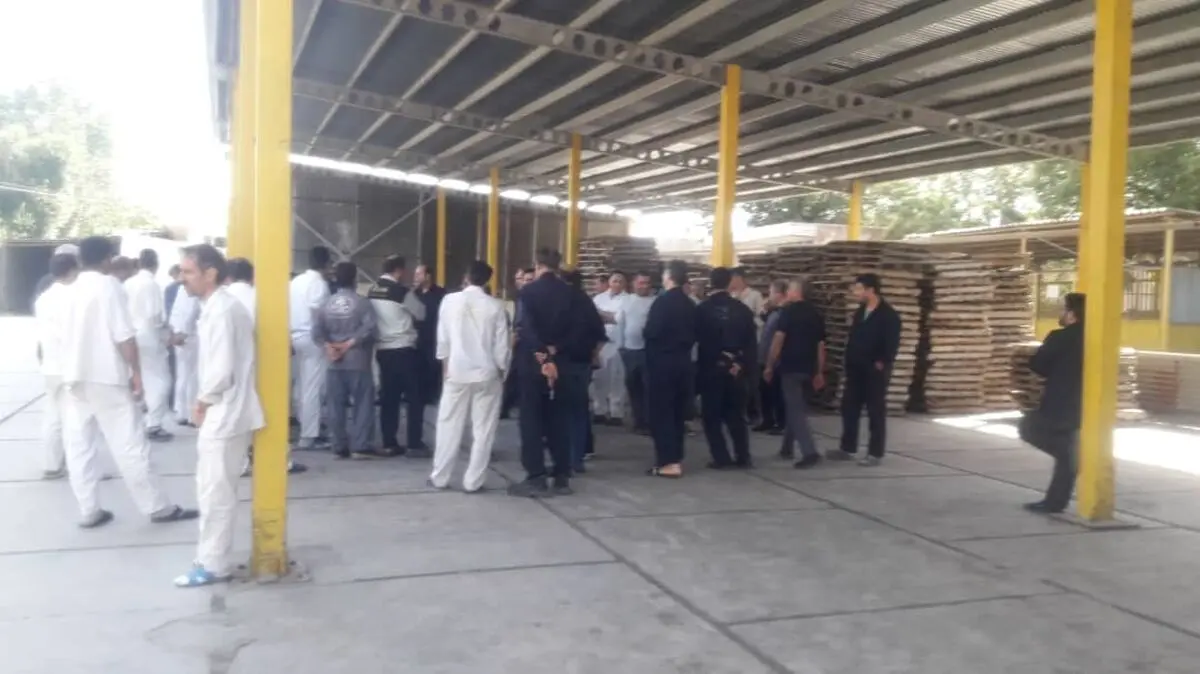 تجمع همزمان کارگران داروگر تهران و تولی پرس قزوین در محوطه محل کار 