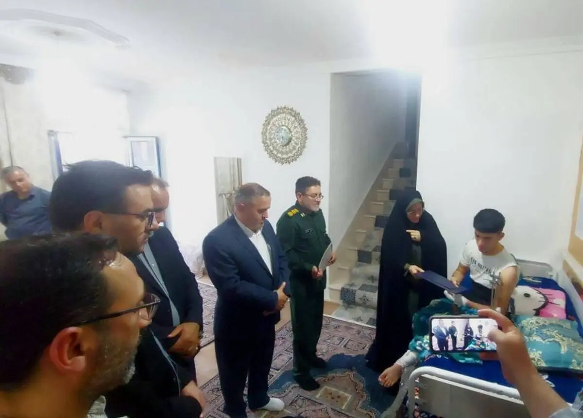 تجلیل جمعی از  از‌‌ مسئولین منطقه آزاد ماکو از جانباز شهرک ارس 