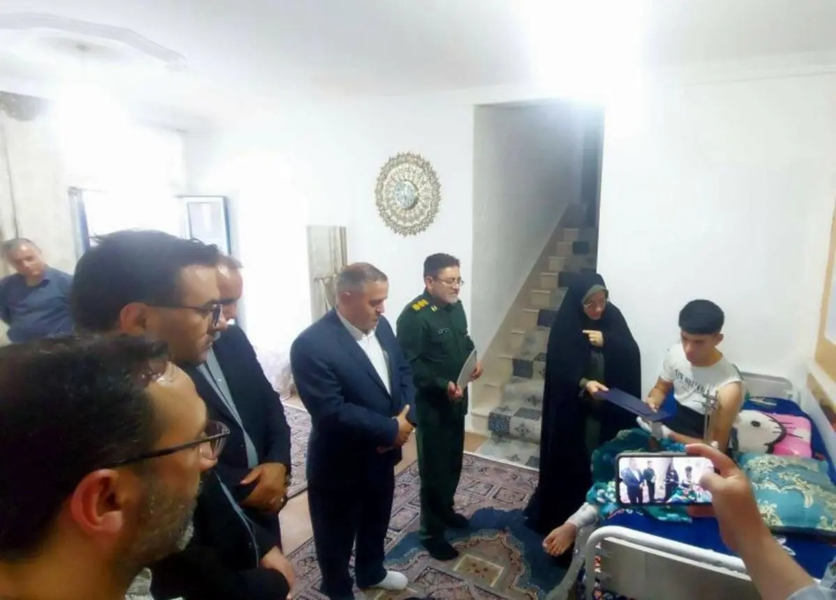 تجلیل جمعی از  از‌‌ مسئولین منطقه آزاد ماکو از جانباز شهرک ارس 