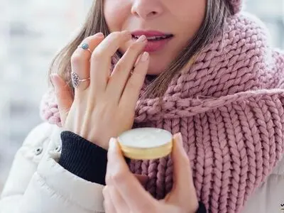 تسکین ترک لب‌ها در هوای سرد