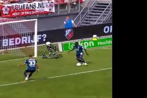 تحقیر جنجالی گلر و مدافع قبل از گل زدن! (ویدئو)