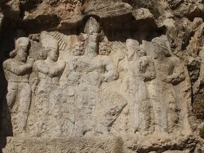 سوداگران گنج به جان سنگ نگاره ساسانی «سراب بهرام» افتادند
