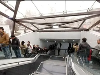 پله‌برقی‌های زیرگذر چهارراه ولیعصر ظرفیت کافی برای تردد عابران را ندارد