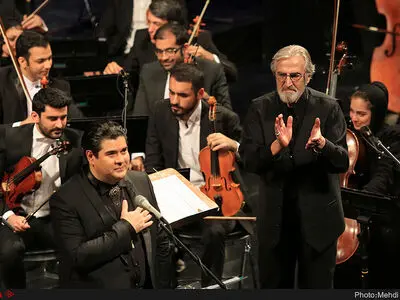 شبی متفاوت برای ارکستر ملی و سالار عقیلی/رهبری با دستمال کاغذی و حرکات عجیب