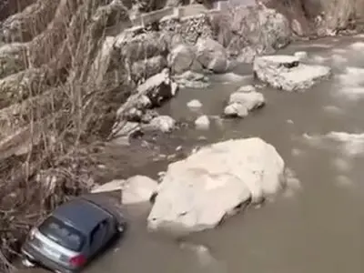 سقوط پژو ۲۰۶ در رودخانه فشم که خوشبختانه خسارت جانی در پی نداشت + فیلم