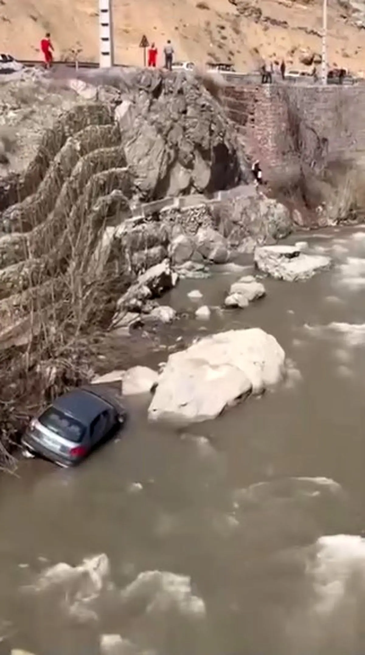 سقوط پژو ۲۰۶ در رودخانه فشم که خوشبختانه خسارت جانی در پی نداشت + فیلم