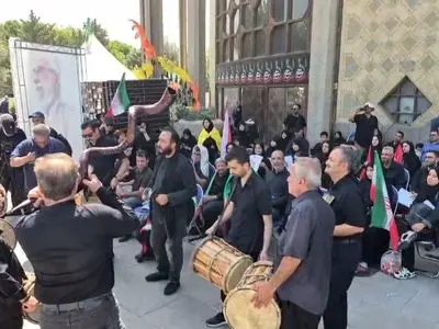 سنج و دمام‌نوازی برای رهبر شهید+فیلم