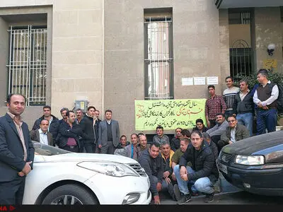 تجمع کارگران کاشی گیلانا مقابل ساختمان مرکزی کارخانه در تهران