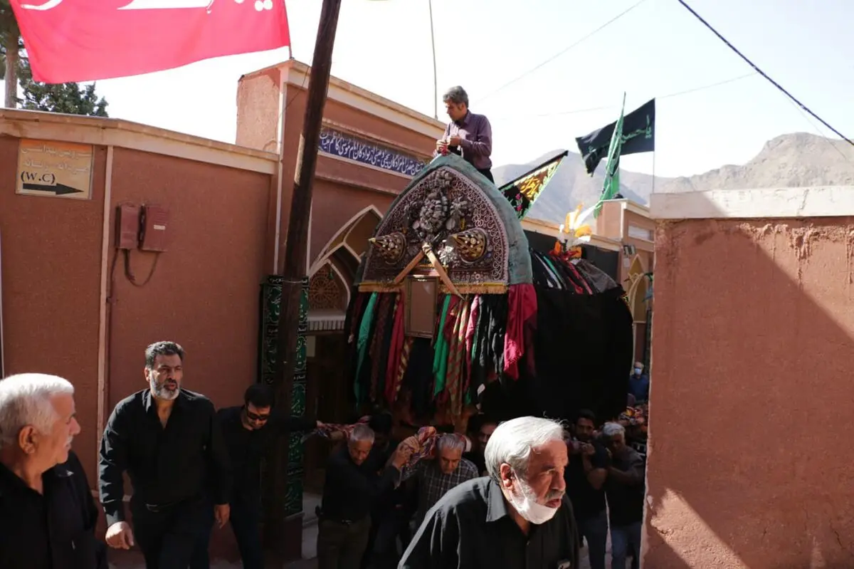 عزاداری تاسوعا و عاشورا در ابیانه / نخل‌ها سرخ و سیاه پوش شدند