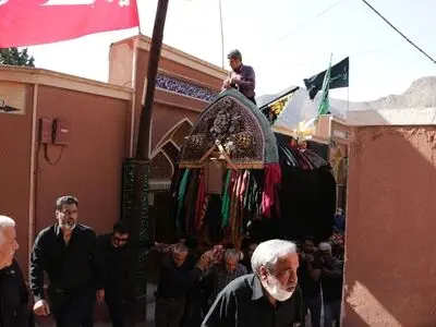 عزاداری تاسوعا و عاشورا در ابیانه / نخل‌ها سرخ و سیاه پوش شدند