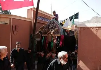عزاداری تاسوعا و عاشورا در ابیانه / نخل‌ها سرخ و سیاه پوش شدند