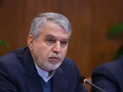 اهدای لباس مینا فتحی به موزه ملی ورزش المپیک